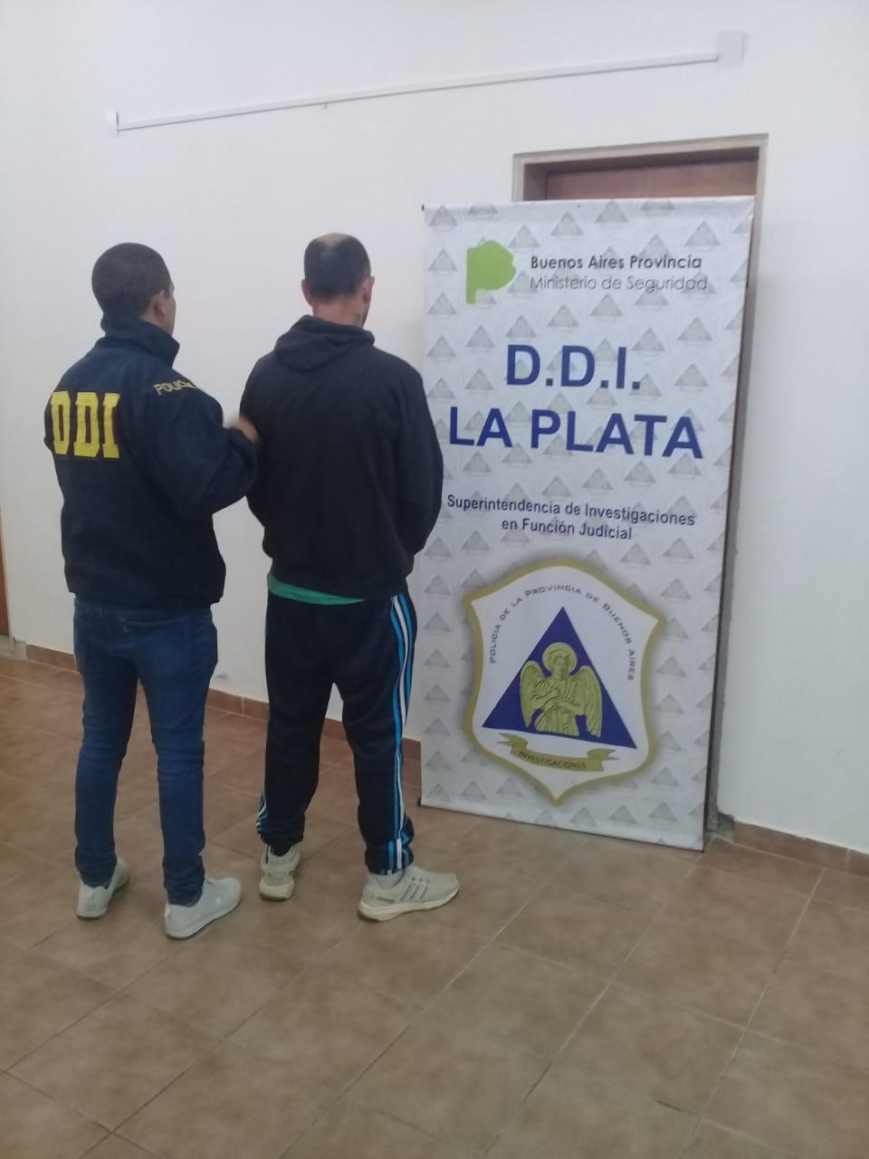 Un joven de 28 años caminaba hacia su casa y sufrió varias heridas cortantes en un hecho de inseguridad ocurrido en Berisso el pasado 16 de marzo, cuando fue atacado por tres hombres y una mujer. Ahora, por ese salvaje episodio hay tres sujetos detenidos, informaron fuentes policiales.
