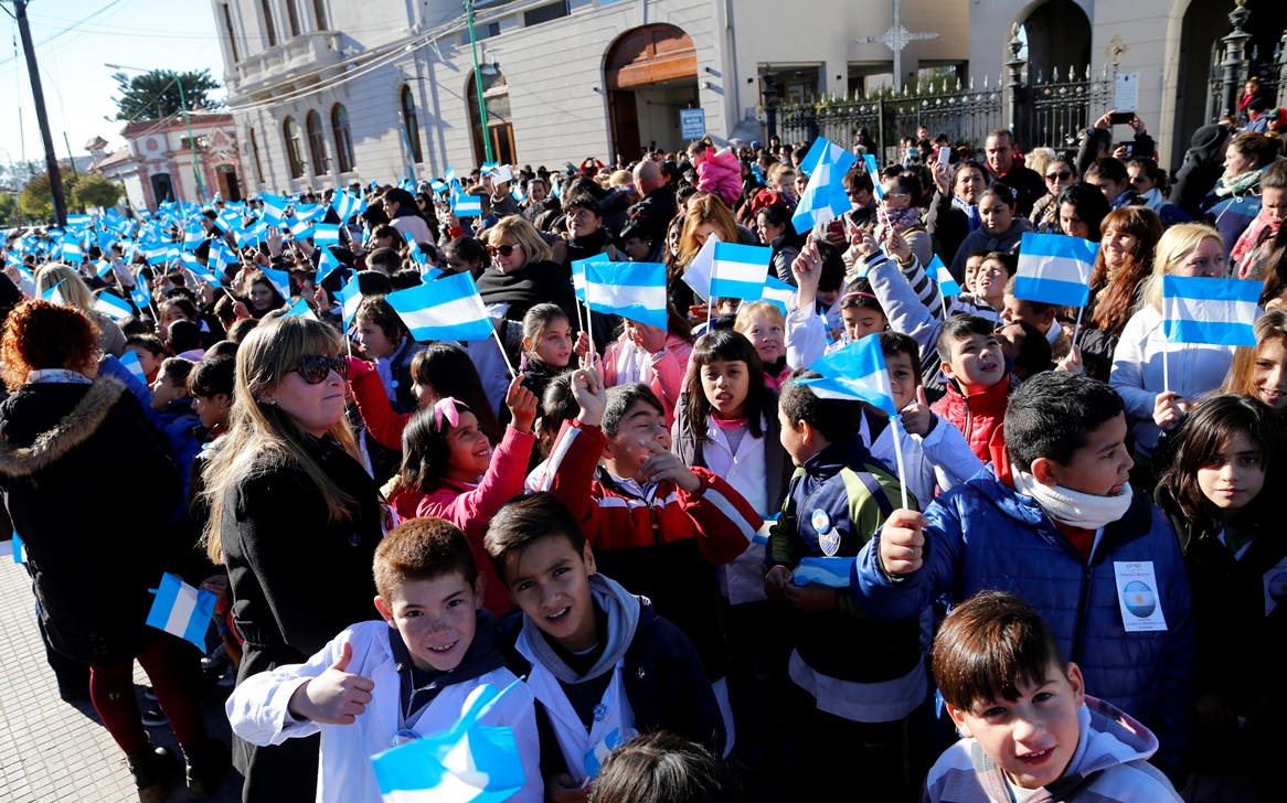 Alumnos de cuarto año de todas las escuelas de la ciudad realizaron su promesa a la Bandera nacional. Además, los soldados del Regimiento N° 7 se sumaron para realizar su juramento y los veteranos de guerra de Malvinas reafirmaron su lealtad a la Bandera.