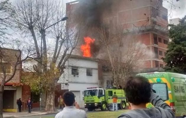 Durante la tarde de este domingo, efectivos del cuartel de bomberos de nuestra ciudad con cuatro dotaciones tuvieron una destacada participación colaborando en un incendio de grandes dimensiones declarado en la Avenida 1 entre 61 y 62 de la vecina ciudad donde ardió un depósito de un hotel que funciona en la zona.