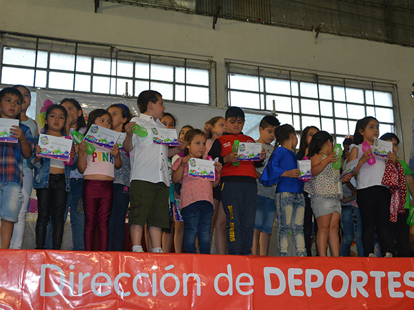 En la tarde del martes, el intendente Jorge Nedela encabezó, junto al director de Deportes Damián Spinosa, una nueva edición de la Fiesta del Deporte en las instalaciones del Gimnasio Municipal “Mariano Freire”, encuentro que reunió a un importante número de niños, niñas, jóvenes y adultos, acompañados por sus familiares y amigos y en el que se entregaron reconocimientos a cada uno de los integrantes de las Escuelas Deportivas Municipales.