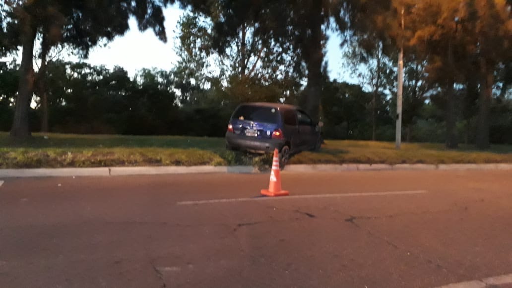 Pasadas las 19 horas de este sábado, se despistó un automóvil marca Renault Twingo que circulaba por la Avenida 60 a la altura de YPF, sobre la rambla a la altura de 134, en sentido La Plata-Berisso.