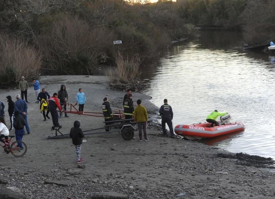 Personal de la Prefectura Naval Argentina y de Defensa Civil de Ensenada rastrillaron este lunes por cuarto día una amplia zona del Río de la Plata, aunque con resultado negativo, en la búsqueda de los dos pescadores que desaparecieron cuando se embarcaron en una zona llamada Boca Cerrada, en Punta Lara, por lo que los operativos continuarán este martes.