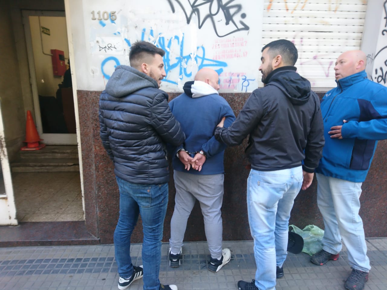 Personal de la Comisaría Primera y del Comando Patrulla, en conjunto con la DDI, procedió a la aprehensión de un sujeto de 38 años por asaltar en dos comercios de la ciudad.