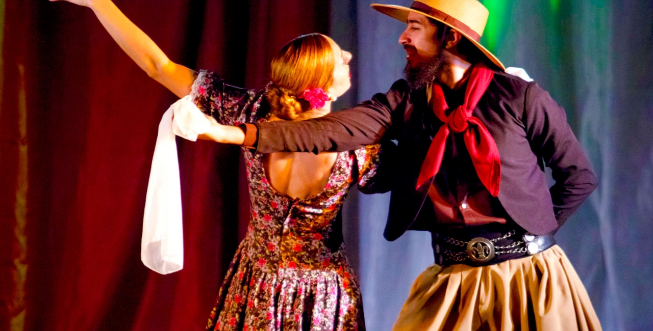 El Centro Cultural y Político “Juanjo Bajcic”, junto a la compañía de danzas folklóricas “La Cautiva”, convoca a todas las personas que quieran participar del taller de danzas folklóricas, de todas las edades con o sin conocimientos previos.