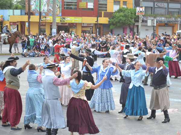 La Municipalidad de Berisso a través de la Dirección de Cultura conjuntamente con el Consejo de Centros de Provincianos de Berisso preparan para los días 24 y 25 de noviembre la XV Fiesta del Provinciano que se desarrollará en el playón municipal “Padre Carlos Cajade”, Montevideo y 11.