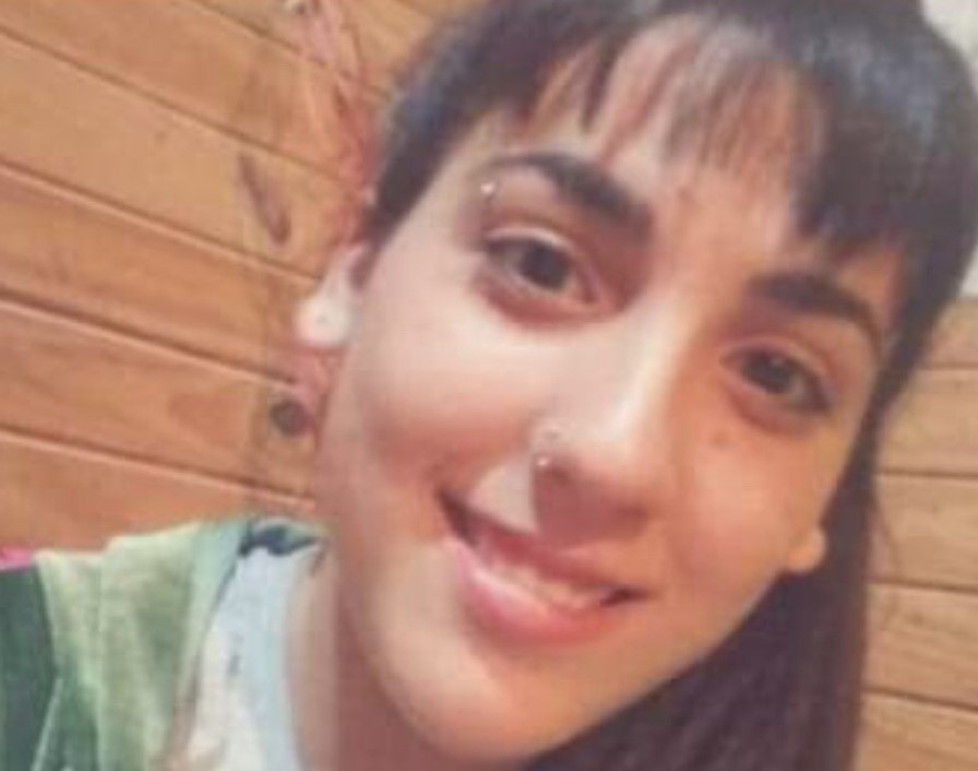 Por estas horas se intensifica la búsqueda de la joven Martina Aluminé Figueroa, quien al momento de su desaparición llevaba puesto un pantalón oscuro de jean, una campera gris clara con capucha y zapatillas verdes.