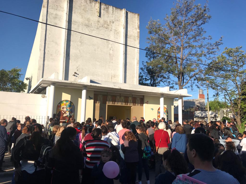 El próximo sábado 8 de diciembre se celebrará una peña folklórica a beneficio de la Parroquia San Francisco de nuestra ciudad. Dicho encuentro será desarrollado en las instalaciones del Centro de Residentes Santiagueños de calle 7 y 149, a partir de las 21 horas.