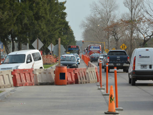 La Dirección de Seguridad Vial de la Municipalidad de Berisso informó que debido a las obras que realiza la empresa YPF, desde la tarde de este jueves, la Avenida del Petróleo, mano a La Plata, permanecerá cortada a la altura del semáforo de Cabecera La Plata.