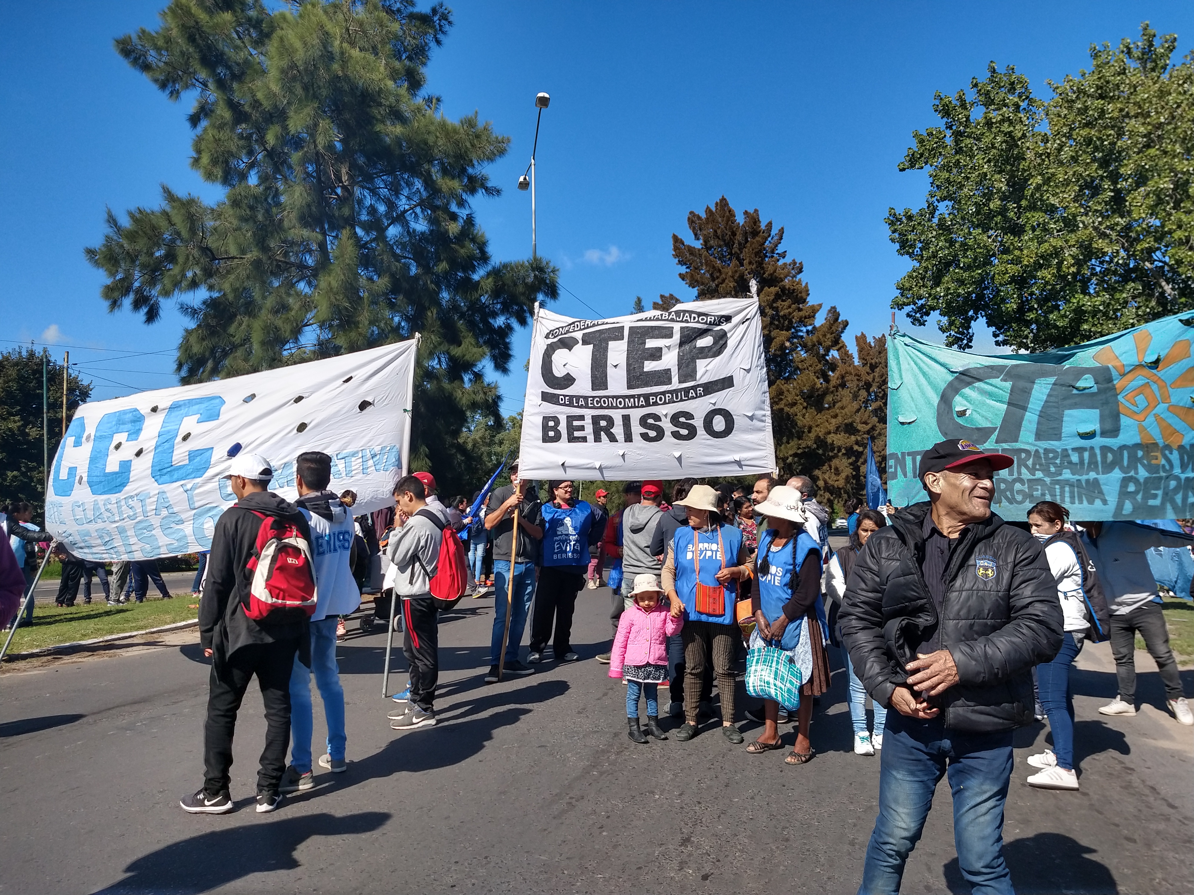 Como anunciamos a través de BerissoCiudad, este miércoles se efectuó un corte sobre la Avenida 60, a la altura de la Rotonda René Favaloro, en concordancia a la manifestación programada a nivel nacional, que tuvo como objetivo visibilizar el apoyo a los cooperativistas y la situación por la que atraviesan los distintos sectores, ante la impavidez del Gobierno macrista.
