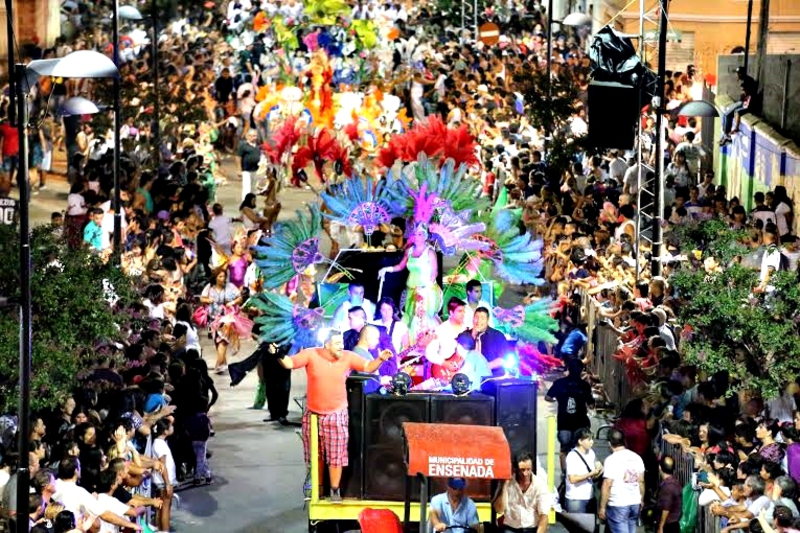 Llega una nueva edición del carnaval gratuito más importante de la provincia de Buenos Aires. El domingo 3 y el lunes 4 de marzo, comparsas de la ciudad y Entre Ríos desfilarán por calle La Merced desde las 20 horas.