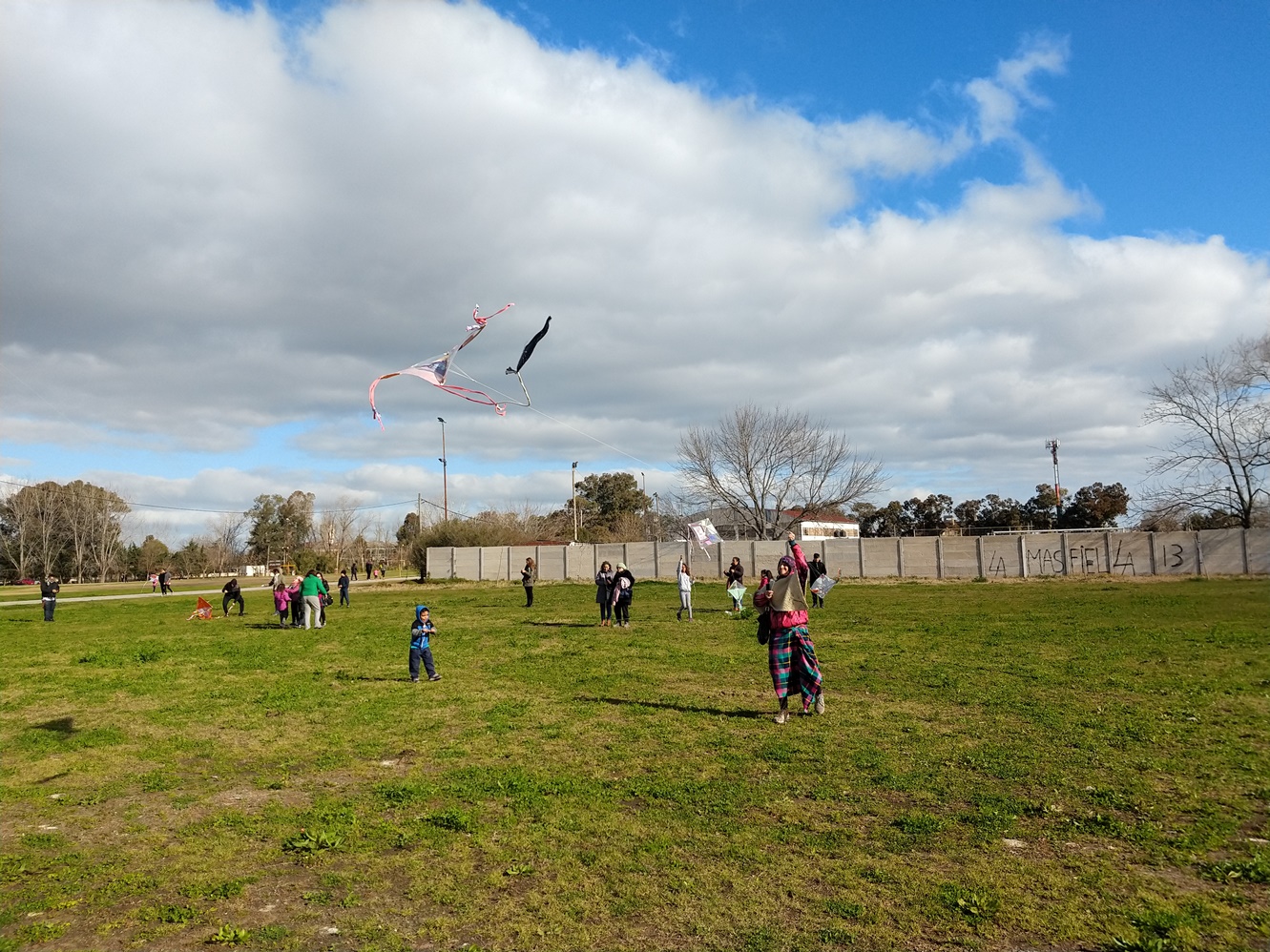 En el marco de festejo por el Día del Niño, el Mercado de la Ribera fue el punto de encuentro para remontar barriletes. Allí, grandes y chicos fueron partícipes de esta actividad que trasciende épocas.