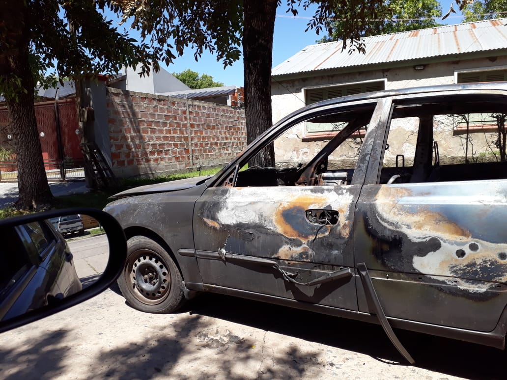 Gustavo, un vecino del Barrio Obrero, puntualmente de la zona de Manzana 4 y calle 30, denunció ante este medio la falta de acción por parte de las autoridades ante la presencia de un automóvil incendiado e instalado en el lugar desde el pasado viernes.