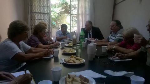 Reunión de los abuelos de Berisso con el gerente de Clínica Mosconi