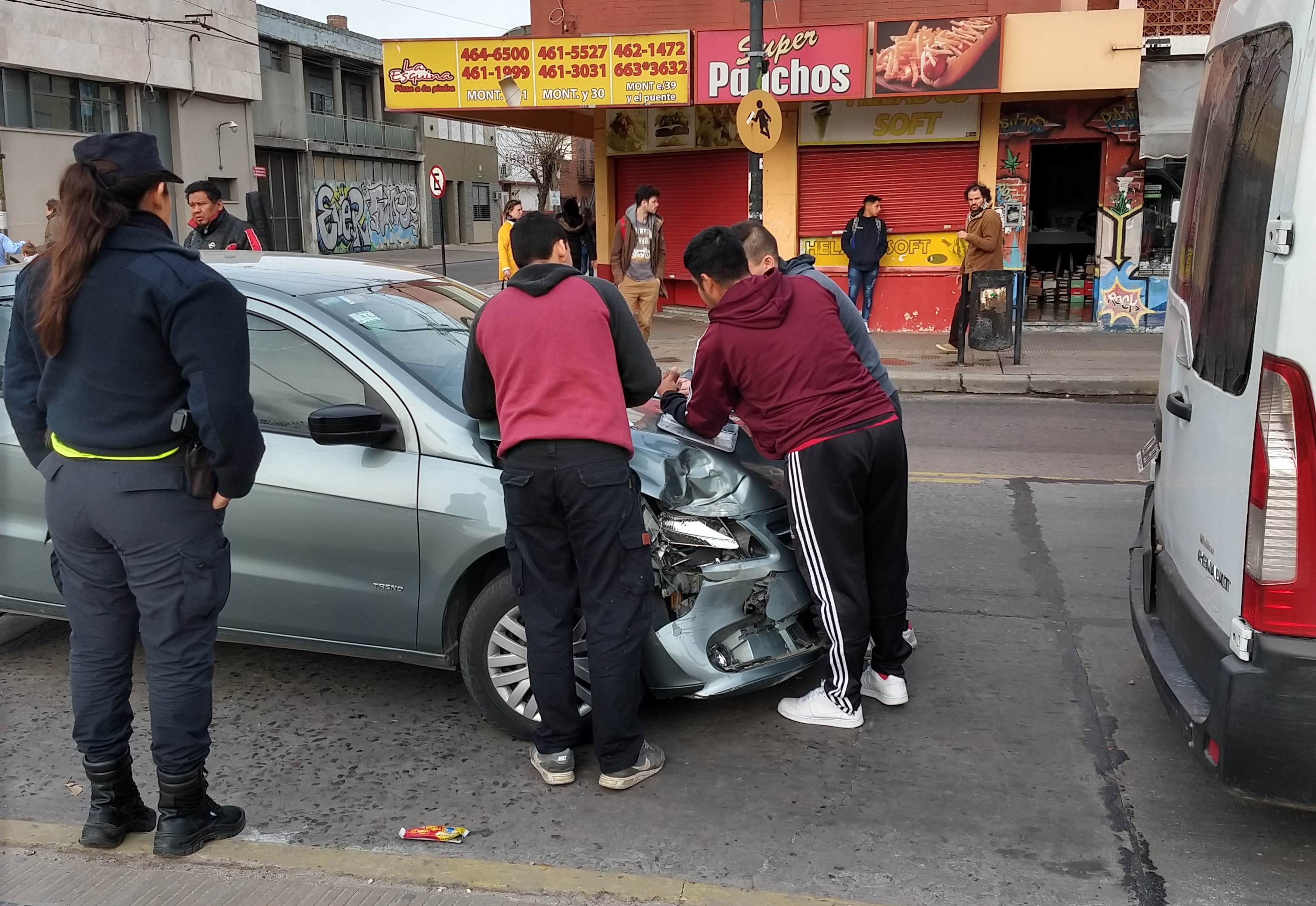 Este jueves a las 9.45 de la mañana se produjo un choque entre un auto y una camioneta en la céntrica esquina de Montevideo y 11.