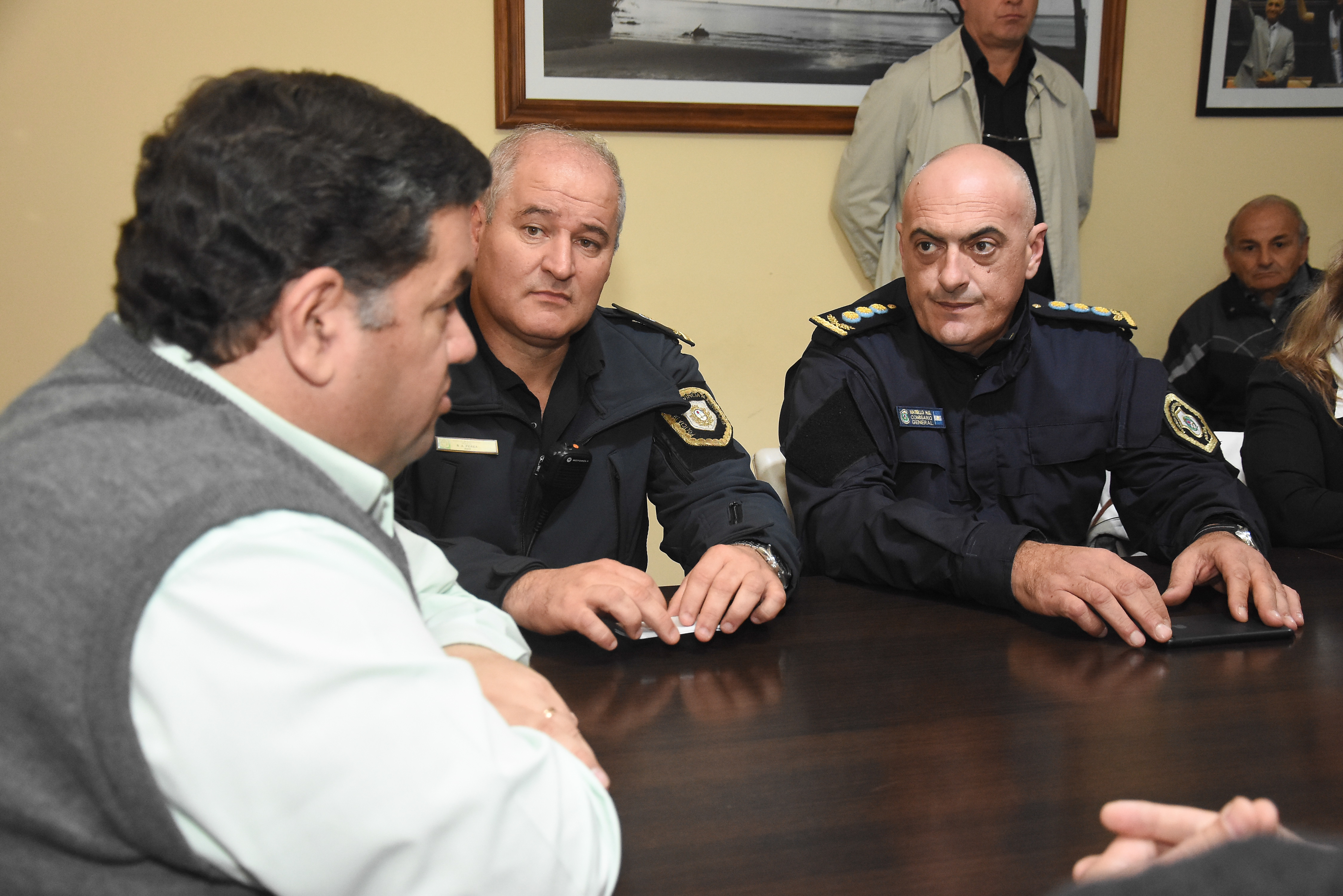El intendente Jorge Nedela recibió en su despacho al nuevo superintendente de Seguridad Región Capital, comisario general Hugo Gabriel Natiello y al jefe Departamental La Plata Sebastián Perea con el fin de evaluar la situación del distrito en materia de seguridad y establecer lineamientos a la hora de trabajar de manera conjunta.