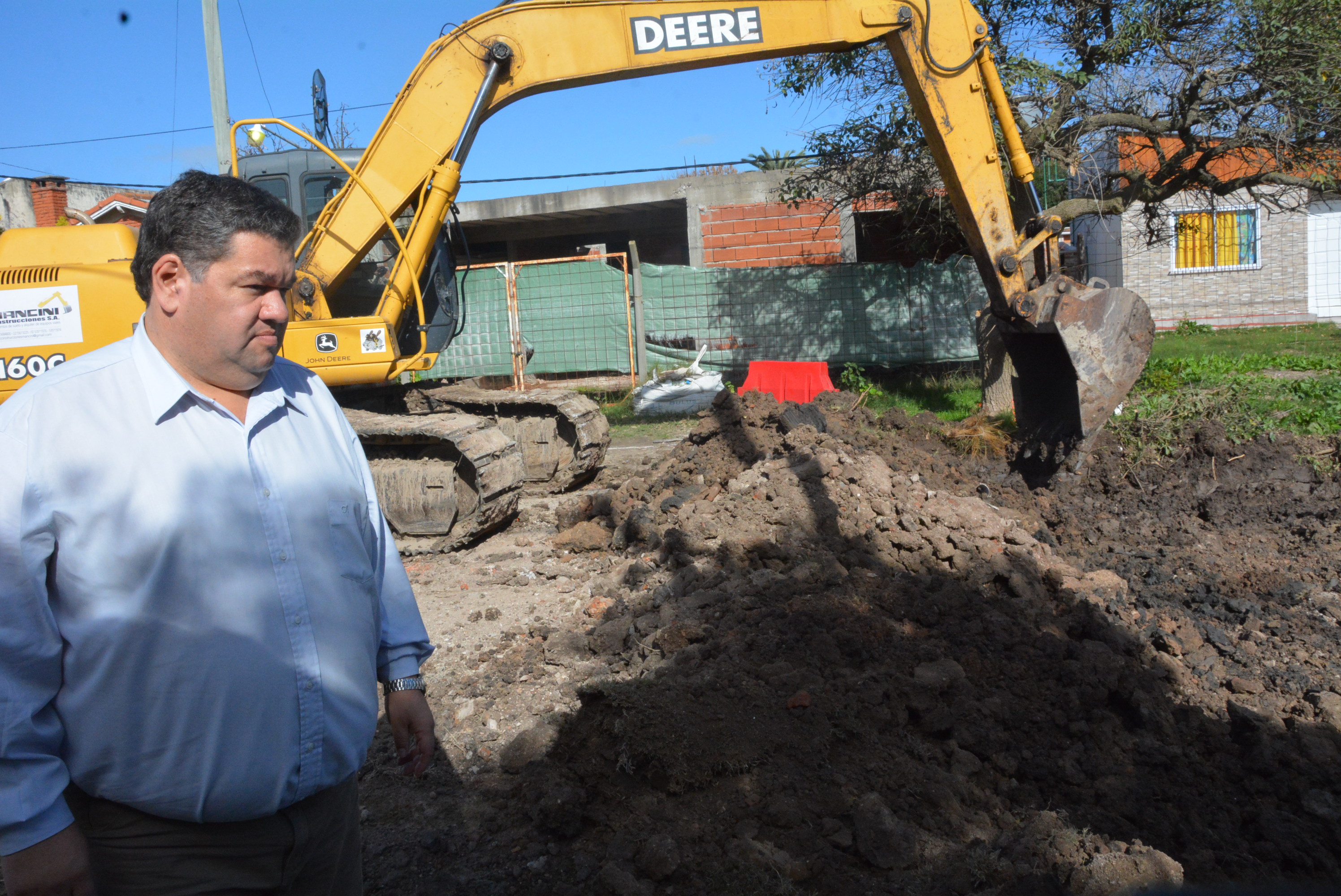 En la tarde de este martes, el intendente municipal de Berisso Jorge Nedela recorrió los primeros avances de la obra de pavimentación que se desarrolla sobre calle 170 desde 27 a 29 y dialogó con los frentistas, con el fin de conocer las impresiones respecto de los trabajos que mejorarán la calidad de vida y permitirán una circulación vehicular más segura y ágil.