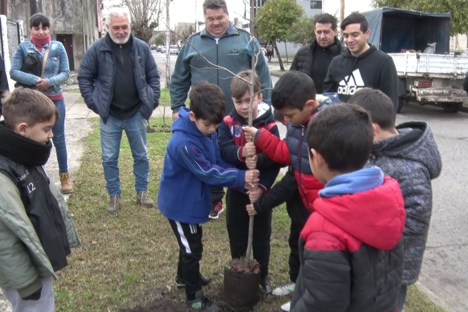 El intendente Jorge Nedela participó de una jornada de plantación de árboles junto a integrantes de fútbol infantil del Club Estrella de Berisso, en el predio deportivo que la institución posee en calle 8 entre 162 y 163.