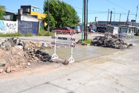Tareas de bacheo en la Avenida Mitre