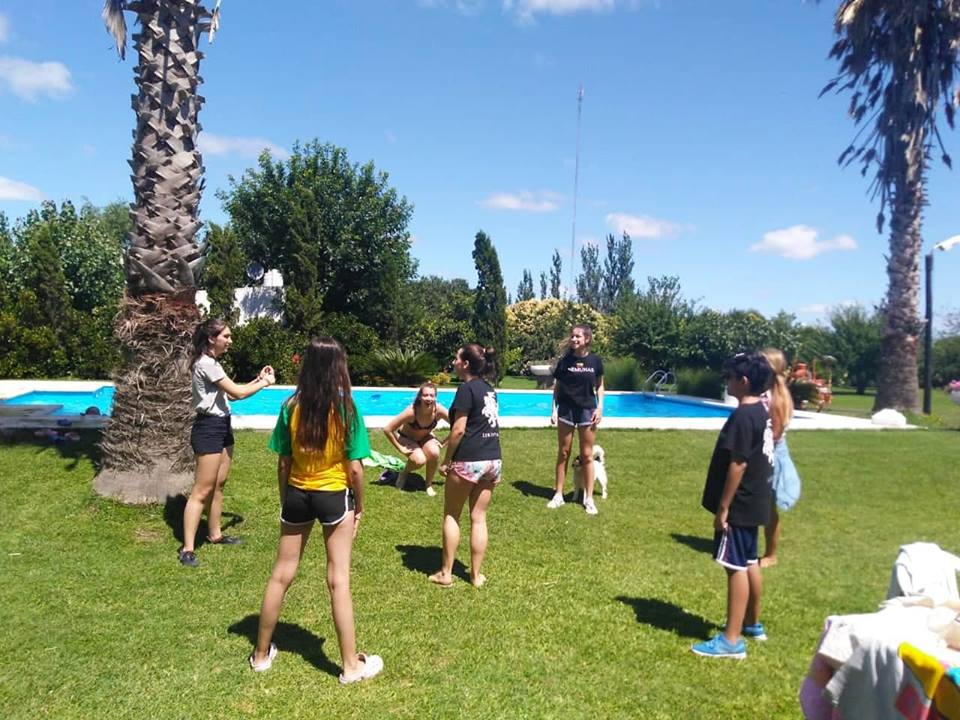 Integrantes y grupo de padres del Conjunto Infantil “Skaidra”, de la Sociedad Lituana “Nemunas”, llevaron a cabo este sábado una jornada recreativa infantil para despedir el 2018 en una quinta ubicada en Los Talas.