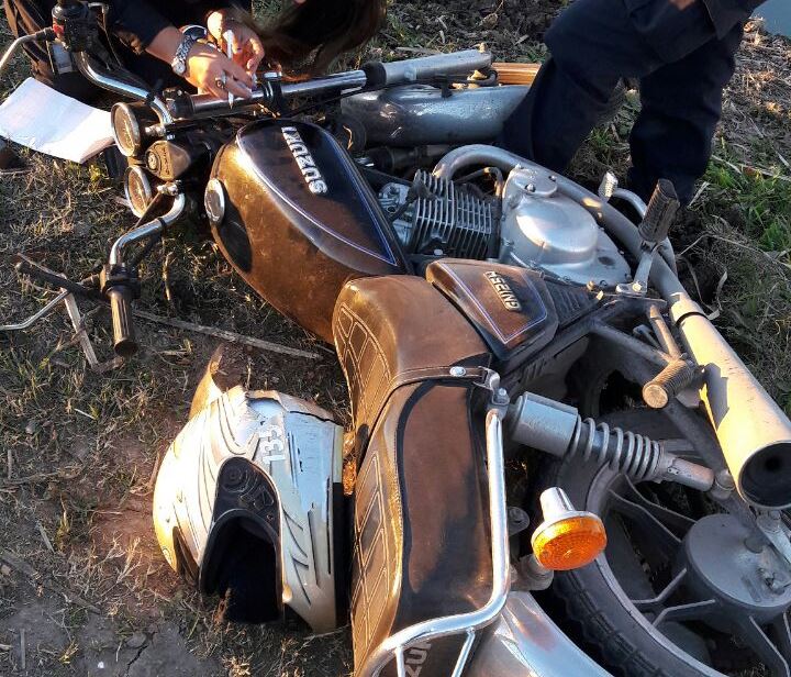 Alrededor de las 7.45 de la mañana de este miércoles, un hombre de 54 años que circulaba en su motocicleta por la Avenida Juan Domingo Perón fue embestido por un automóvil a 200 metros de la avenida Montevideo, hacia el lado de La Plata.