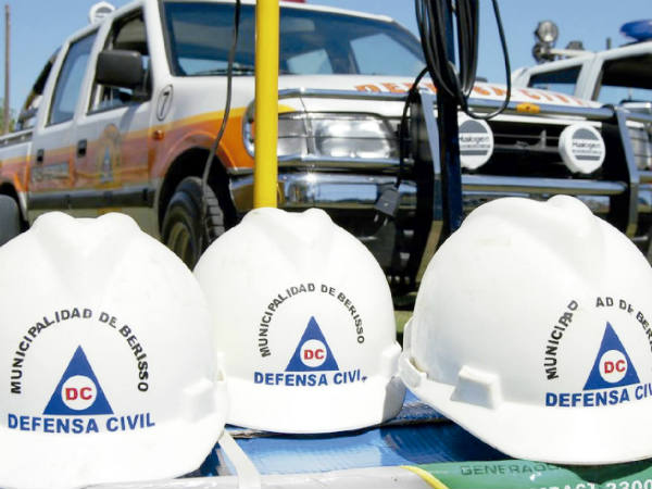 Defensa Civil Berisso informó que como consecuencia de la tormenta de lluvia y fuertes vientos que afectó en el día de ayer y esta madrugada a la ciudad de Berisso, se produjeron la caída y roturas de postes correspondientes a distintos servicios y árboles en la vía pública.