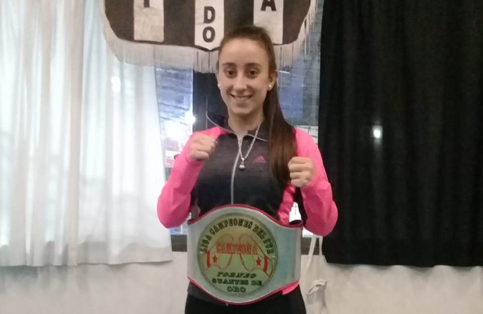 La prometedora y juvenil figura del boxeo femenino berissense, Wendy la “Peke” Gordillo, irá este viernes en busca de otro cinturón, cuando se suba al ring del Polideportivo de Los Hornos para enfrentar a la “China” Vázquez.