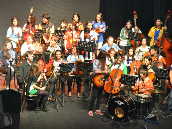 La Camerata de la Orquesta Escuela de Berisso, bajo la dirección del maestro José Bondar, ofrecerá este viernes 6 de julio, a las 20 horas, un concierto en la Casa de Agrimensores sita en calle 51 entre 20 y 21 de la Plata.