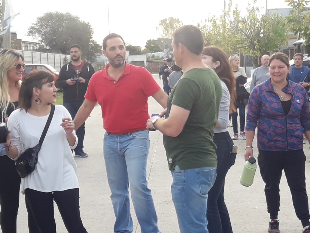 Este sábado un amplio grupo de vecinos, militantes y referentes de Identidad Berissense, el espacio que lleva como precandidato a intendente a Juan Mincarelli, recorrió las calles del populoso barrio El Carmen.