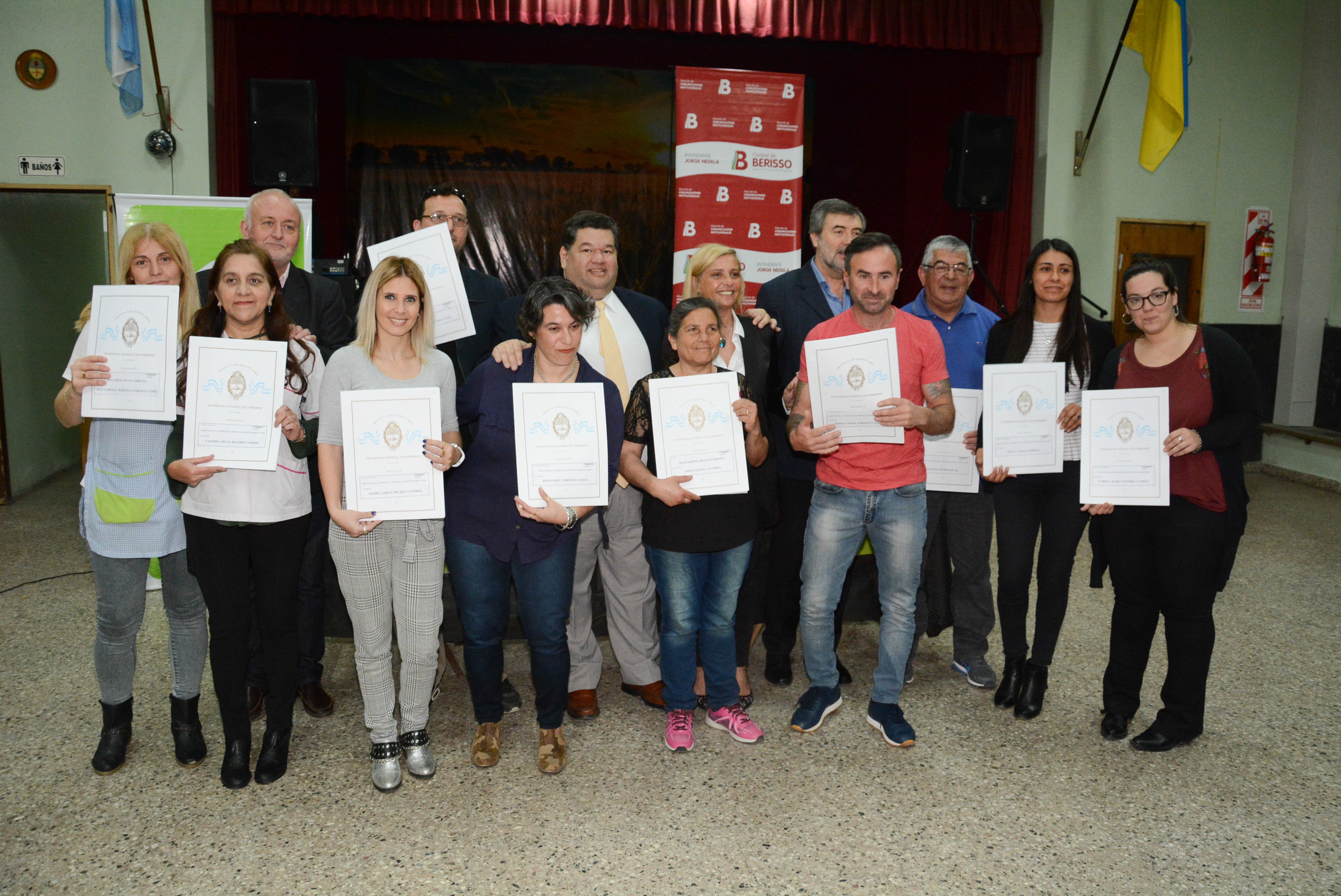 El intendente Jorge Nedela encabezó este jueves la entrega de 163 escrituras propietarias y de la firma de 91 nuevos trámites de regularización dominial, en el marco de la ley 10.830 y por medio del plan de escrituración social que implementa el Gobierno de la Provincia de Buenos Aires y del trabajo conjunto que realiza la Escribanía General de Gobierno, el Instituto de la Vivienda y la Municipalidad de Berisso.