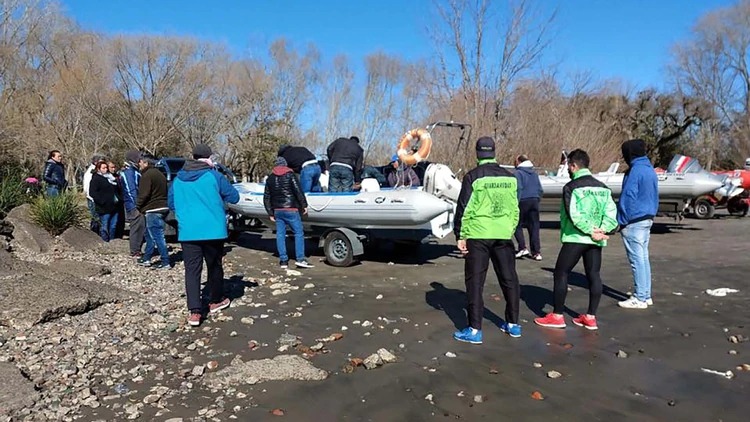 Familiares de los dos pescadores desaparecidos el pasado viernes luego de embarcar en el Río de La Plata pidieron este jueves que se amplíe el rastrillaje en el mar, lo que está siendo evaluado por la Intendencia de Ensenada y la Prefectura Naval Argentina (PNA), informaron fuentes comunales.