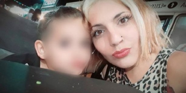 Un joven con antecedentes penales y psiquiátricos fue detenido por el asesinato de Nadia Ferraresi, una peluquera de 25 años, quien fue apuñalada delante de su hijo de 4 años en una casa de la ciudad de Ensenada, y la justicia investiga si el hecho está vinculado a un crimen por encargo, como lo sospecha la familia de la víctima, o si fue como consecuencia de un robo o un intento de violación.