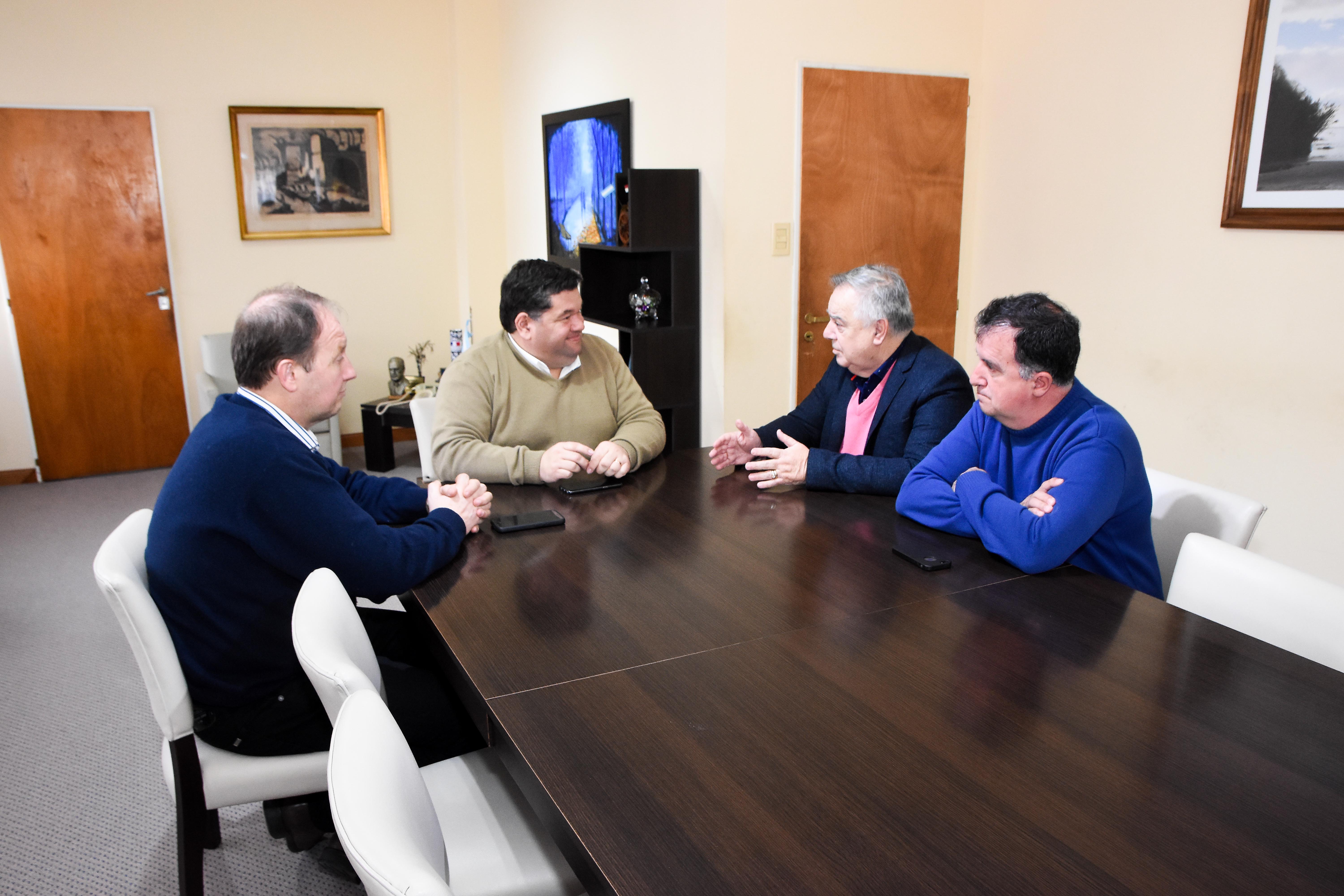 El intendente Jorge Nedela recibió en su despacho a los nuevos integrantes de la Comisión Directiva del Club Villa San Carlos con la finalidad de conocer las actividades que desarrolla institución, pero también dialogar sobre las necesidades y los objetivos que buscarán alcanzar.