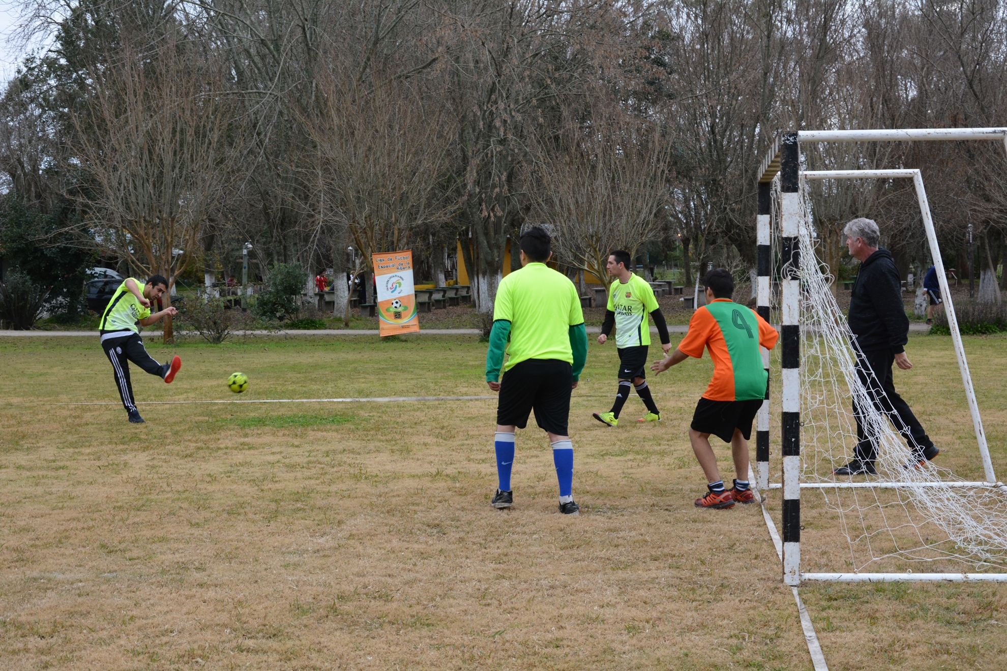 Este martes en horas de la mañana se disputó la tercera fecha de la séptima edición de la “Liga de Fútbol Especial de la Ribera” con la participación de cerca de 500 chicos con diferentes discapacidades. Los encuentros se llevaron a cabo en el Camping del Sindicato de Trabajadores Municipales de Los Talas, ubicado en calle 74 (Ombú) y Ruta 15.