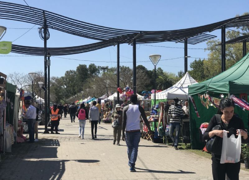 En el mediodía de este domingo, personal del Comando Patrulla Berisso procedió a la aprehensión de un sujeto de 20 años, apellidado Fernández, quien estaba hurtando elementos de los puestos de la Carpa del Inmigrante.