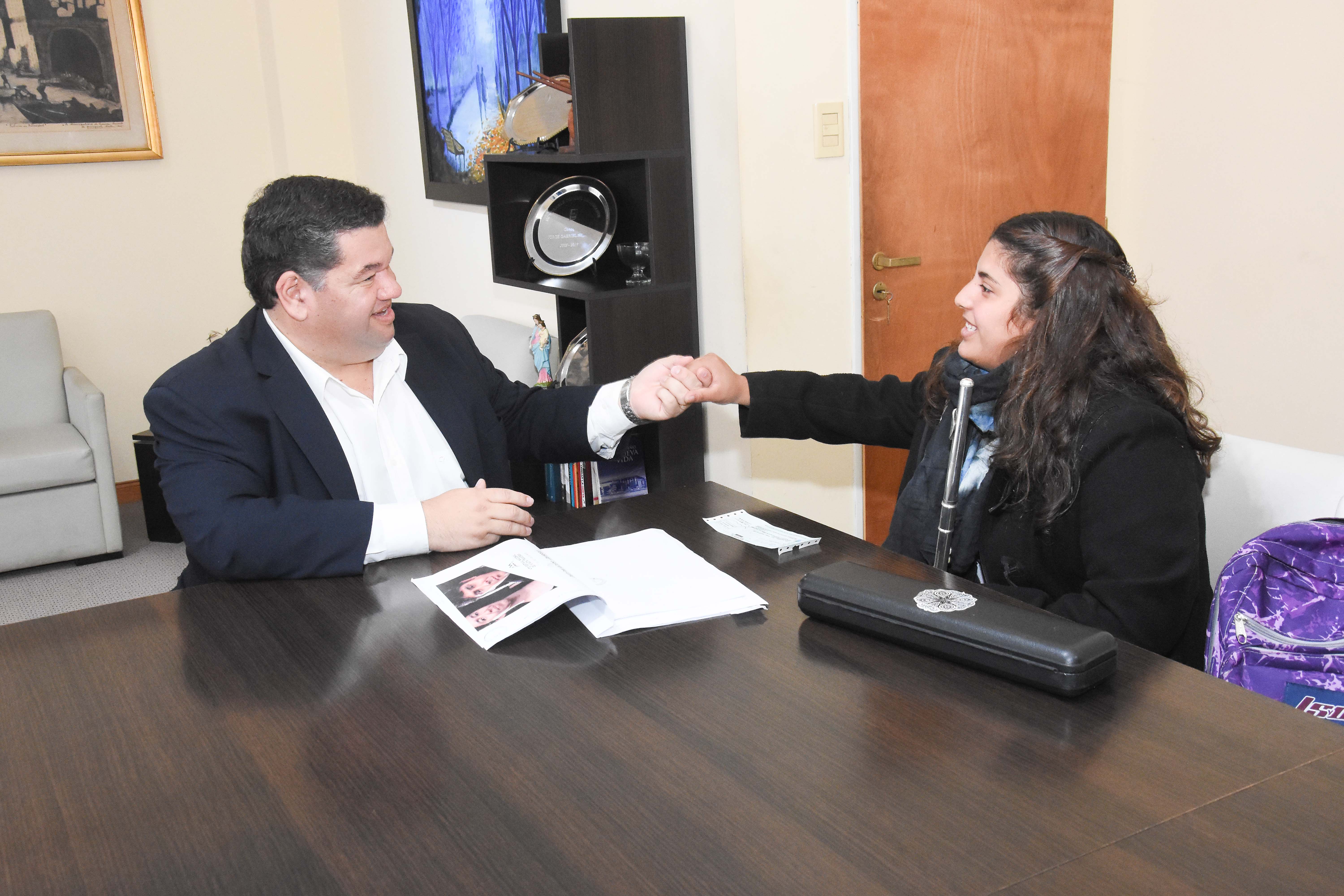 El intendente Jorge Nedela recibió este martes a la artista berissense Milagros Sara, previo a su viaje a la provincia de Córdoba, para participar del “4º Festival Nacional de la Flauta Traversa” que tendrán lugar del 26 al 30 de mayo.
