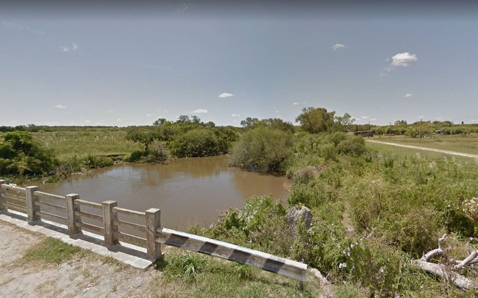 Efectivos de la Prefectura Naval Argentina, Bomberos y personal de Defensa Civil continuaban este miércoles la búsqueda por quinto día consecutivo de un pescador de 36 años que en la noche del viernes cayó desde una pequeña embarcación cuando fue a retirar unas redes de pesca en la zona ribereña de Berisso.