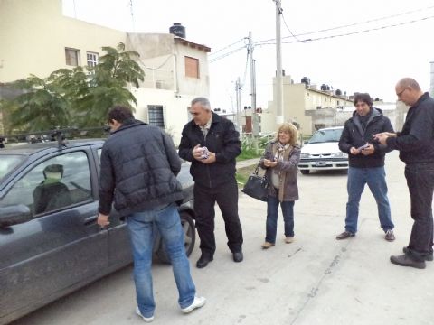 Celi recorre la ciudad con una carta al vecino
