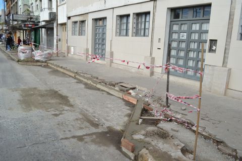 Construcción de dársena de estacionamiento frente a la Sociedad Italiana