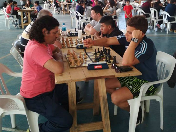 La Dirección de Deportes de la Municipalidad de Berisso informó que este sábado 18, domingo 19 y lunes 20 de agosto, se desarrollará en nuestra ciudad la Semifinal Argentina de Ajedrez Amateur, organizada por el Centro de Fomento Unión Vecinal, entidad afiliada a la Federación Argentina de Ajedrez y la Escuela Municipal de Ajedrez de la Dirección de Deportes local.