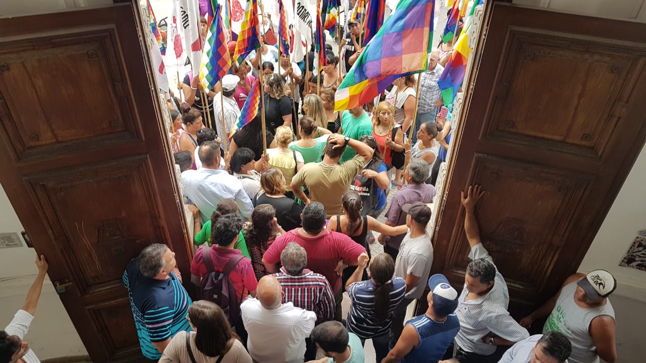 Un movimiento político de otra ciudad, se acercó al Municipio de Ensenada para reclamar la entrega de mercadería, dejando en claro que los manifestantes eran de ciudades vecinas.