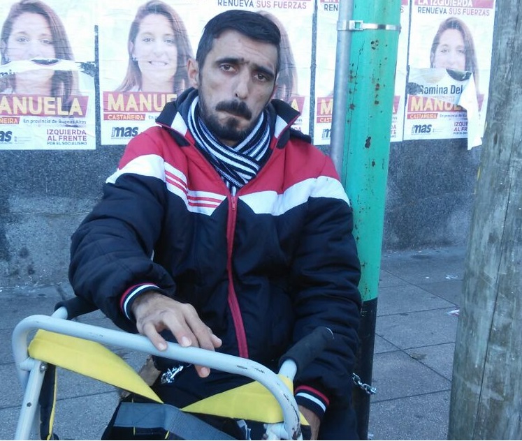 Jorge Serbio es un vecino de nuestra ciudad que hace días, tal como publicó este portal de noticias, decidió encadenarse en busca de ayuda ya que padece una enfermedad que lo afecta día a día si no realiza un tratamiento adecuado.