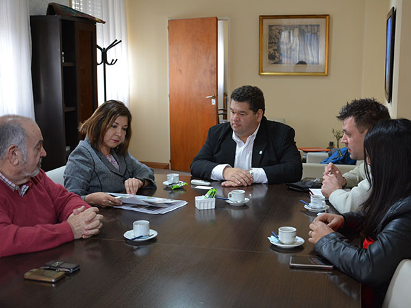 En el marco de una serie de encuentros que se están realizando con las autoridades gubernamentales de los países limítrofes con representación en la Región Capital, el intendente Jorge Nedela recibió en su despacho a la flamante cónsul general del Perú en La Plata, Noela Pantoja Crespo, quien días pasados asumió el cargo.