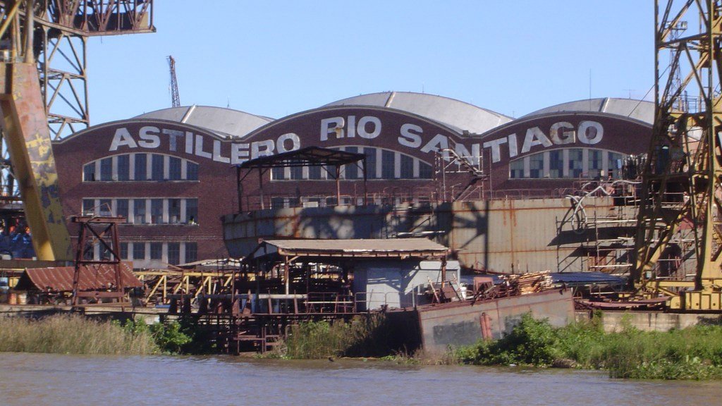 La Comisión Administrativa de ATE Ensenada, representante gremial de los trabajadores del Astillero Río Santiago, expresó a través de un comunicado que, de no recibir respuestas de la provincia de Buenos Aires ante los continuos pedidos de inversión en tecnología, seguridad y financiamiento, podría estar en los próximos días en la calle marchando al Ministerio de Trabajo y a la cartera de Economía bonaerense.