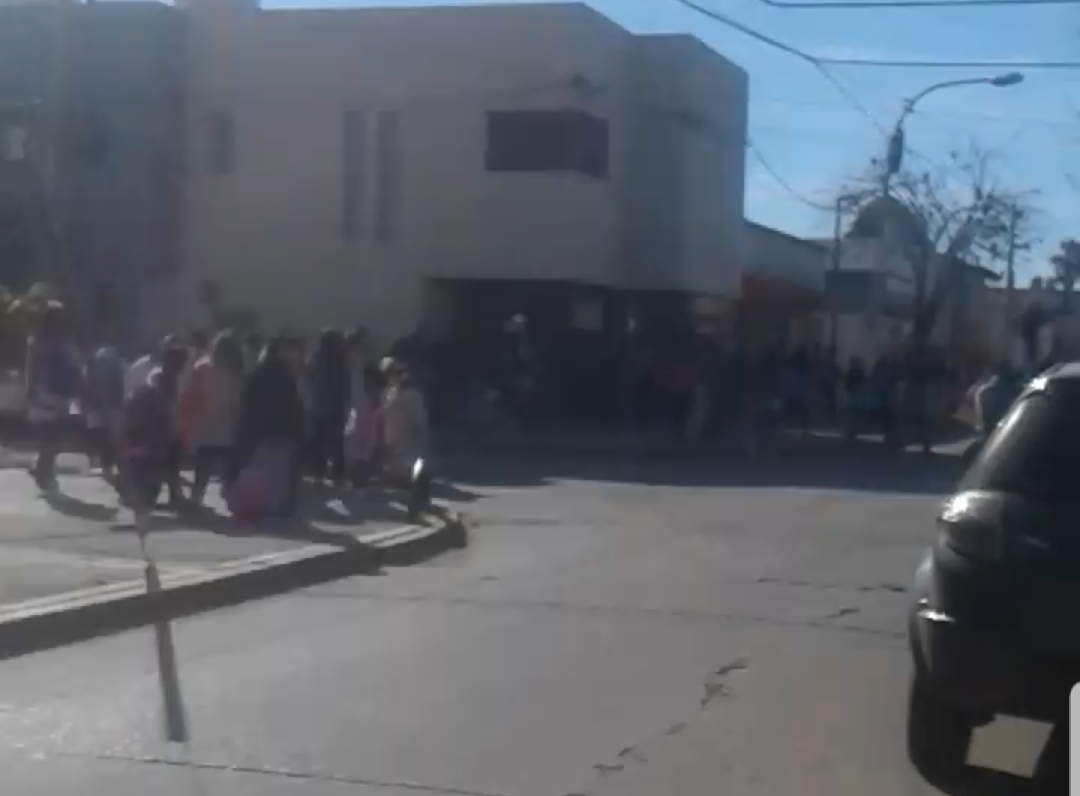 En una nueva jornada donde se produjeron amenazas de bomba en forma simultánea en diversos establecimientos educativos de nuestra ciudad, padres de la Escuela Primaria Nº 3 ubicada en calle 16 y 165 vivieron en carne propia la situación de evacuación de los alumnos.