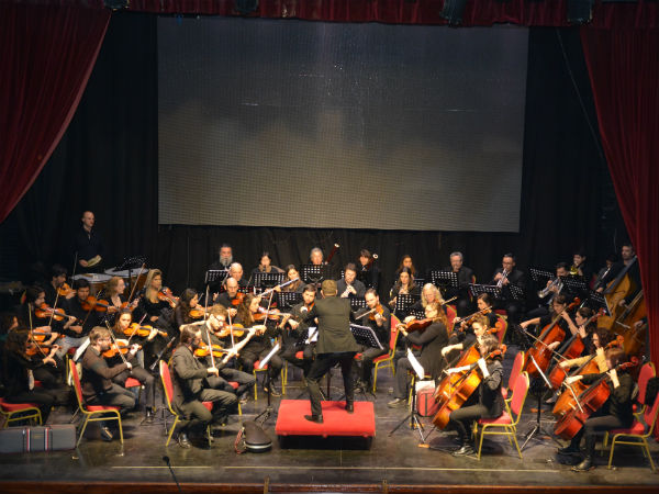 La Orquesta Sinfónica Municipal de Berisso realizó un concierto en el Teatro Metro de la ciudad de La Plata de calle 4 entre 51 y 53, ocasión en la que se presentó Carmen Suite N°1, de Georges Bizet y el Concierto para Violín de Félix Mendelssohn, el que tuvo como solista a Marcos Favero, como director invitado a Bernardo Teruggi y como directora titular a Mariela Ferenc.