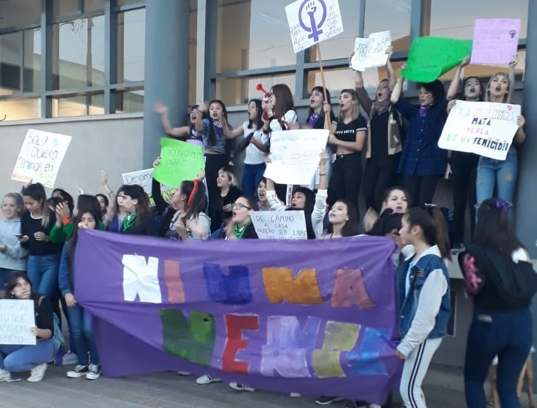 Este jueves en horas de la tarde, un grupo de adolescentes y jóvenes autoconvocadas - de entre 14 y 17 años- emprendieron una marcha en la ciudad de Berisso por “Ni una menos” y buscando visibilidad la problemática de la seguridad, fundamentalmente en esa porción de la población.