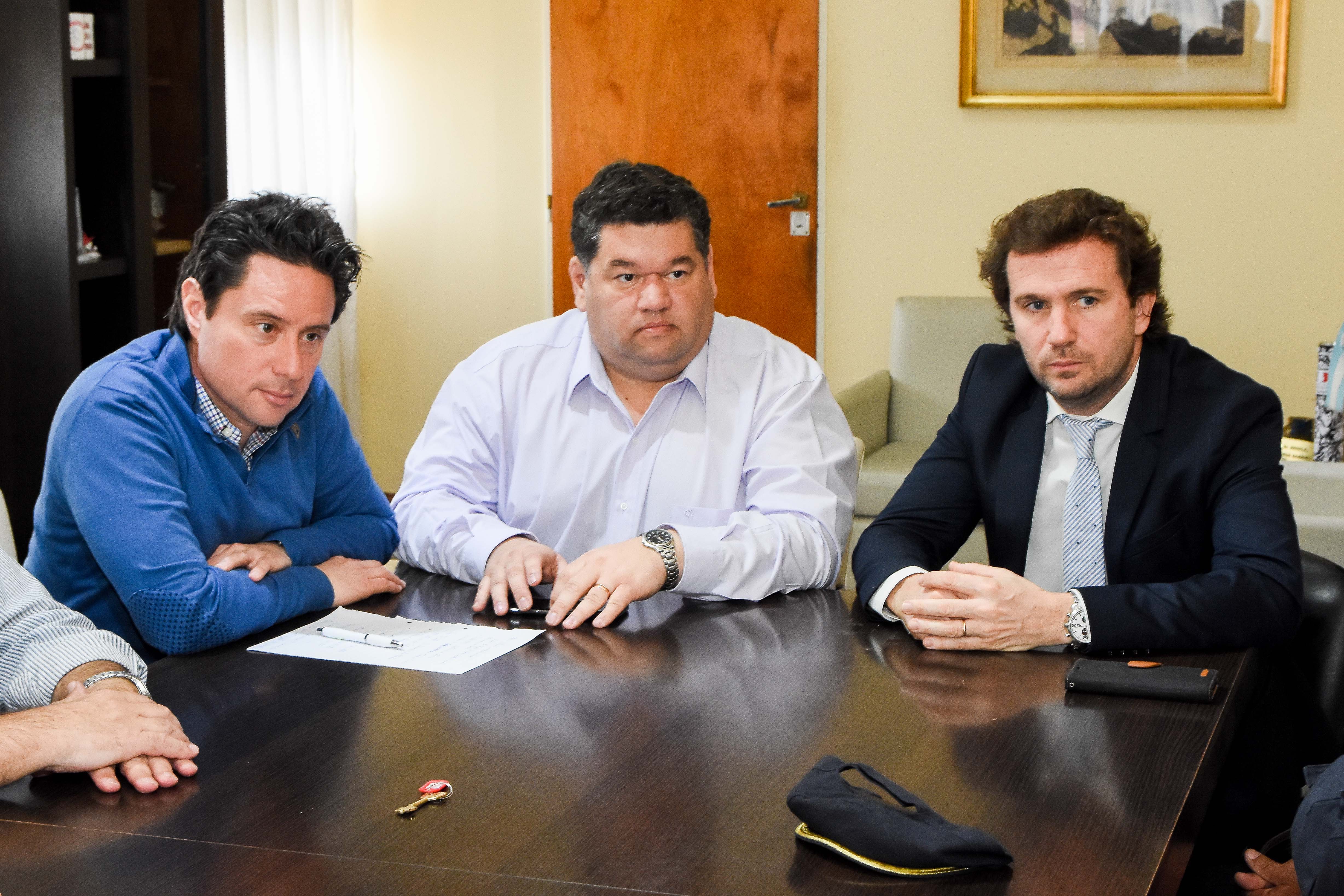 El intendente Jorge Nedela recibió en su despacho al director General de Cultura y Educación de la Provincia, Gabriel Sánchez Zinny; al fiscal que tiene a su cargo las causas por intimidaciones a escuelas, Juan Cruz Condomí Alcorta y al jefe de la Brigada de Explosivos de la Policía Bonaerense, comisario mayor Julio Poles.