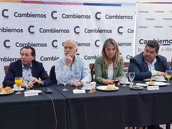 En la mañana de este viernes, el intendente Jorge Nedela, mantuvo una reunión encabezada por el ministro de Producción y Empleo de la Nación Dante Sica, en la que se abordó el preocupante panorama actual de la industria y la producción del país, como así también brindar asistencia a los pequeños empresarios y demás emprendedores con los programas que ha desarrollado su cartera.