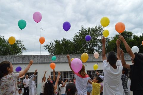 Suelta de globos en la Escuela N° 24