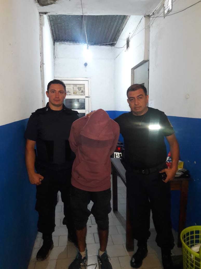 En la madrugada de este viernes, personal del Comando Patrulla Berisso procedió a la aprehensión de un sujeto de 24 por el delito de robo en grado tentativa e infracción a la ley de drogas.